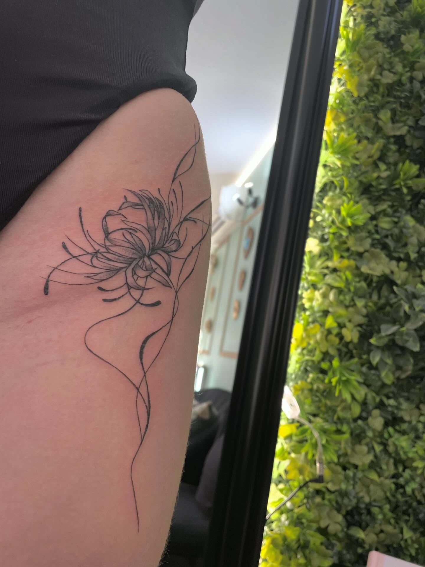 Tatouage floral Lucia - Tatoueuse Fréjus studio féminin