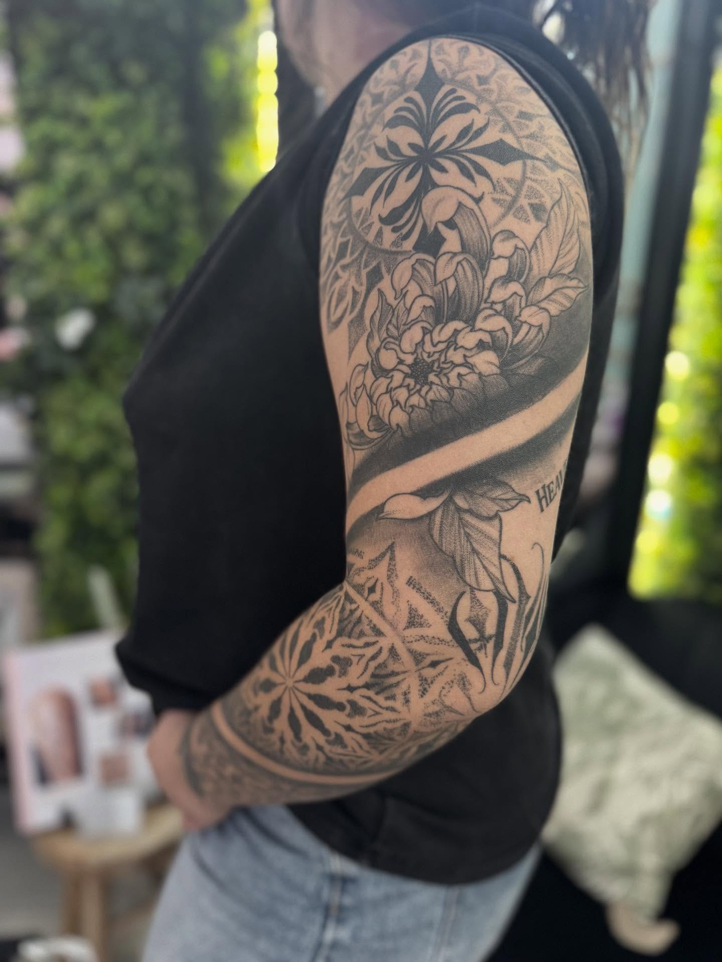 Tatouage fine line naturel Cartis - Tatoueuse professionnelle Fréjus Var