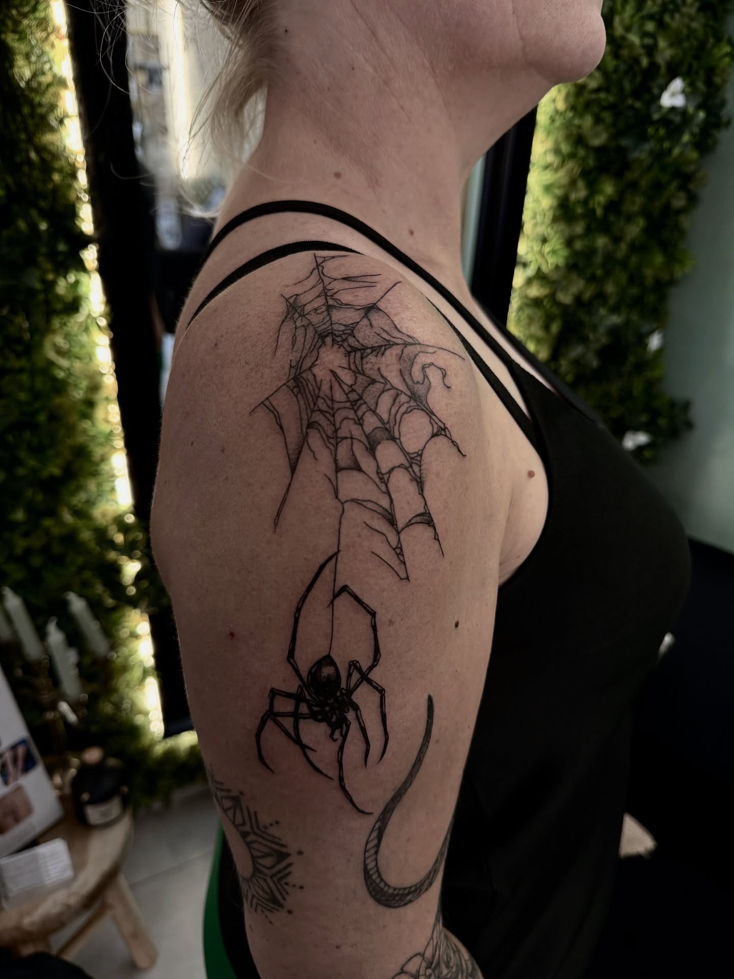 Tatouage blackwork Sya.Lya - Studio Dermagraphic Fréjus