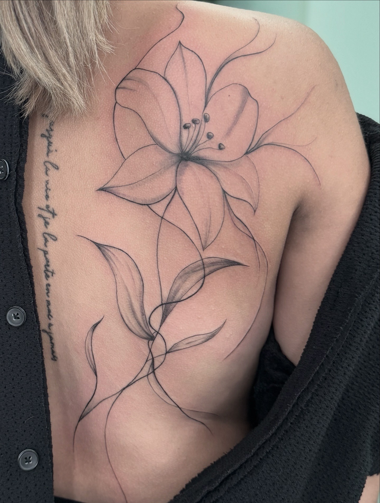 Tatouage floral élégant Cartis - Studio Dermagraphic Fréjus tatouage professionnel