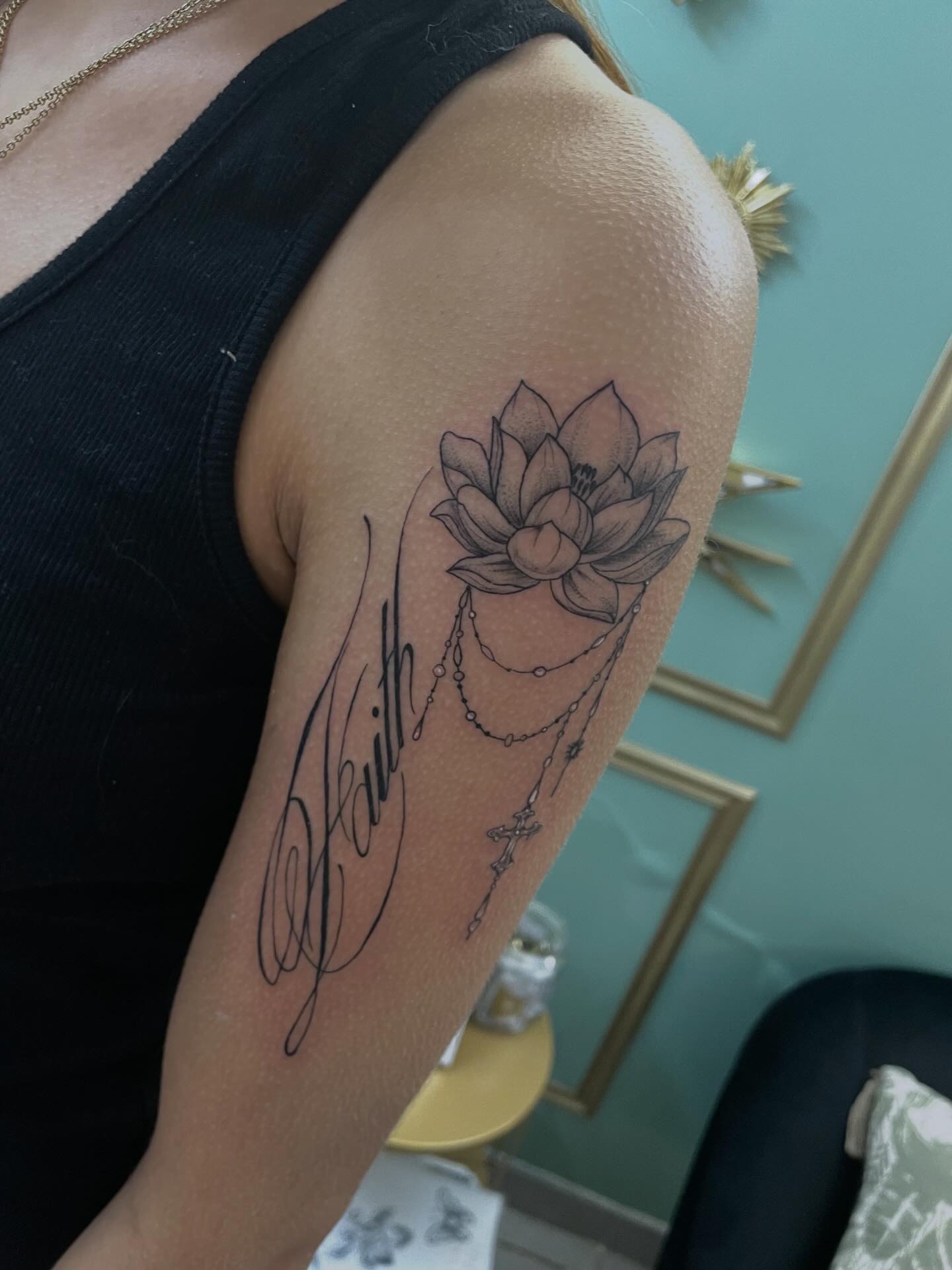 Tatouage délicat flash art par Lucia Tattoo studio Dermagraphic Fréjus petit tatouage Var