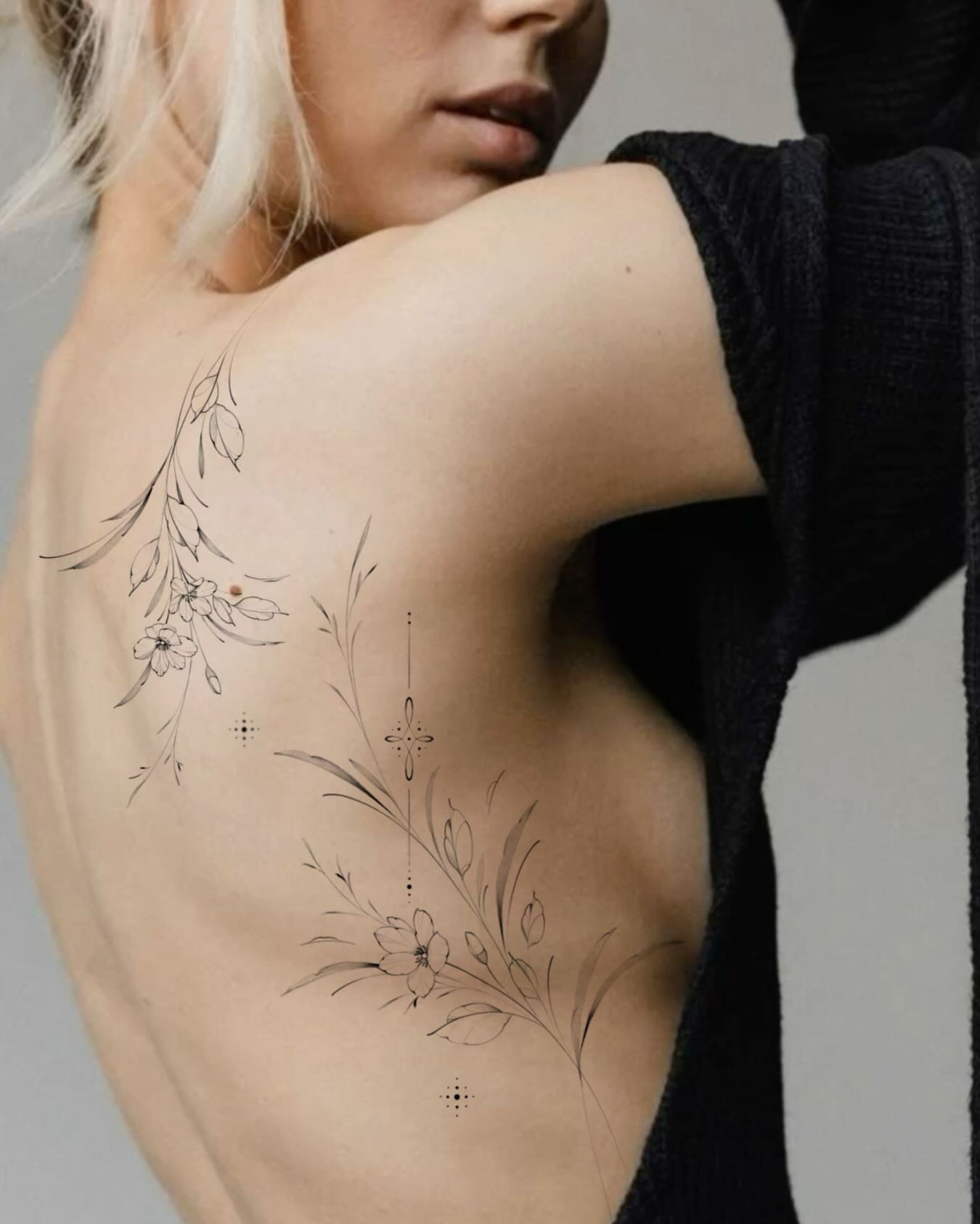 Tatouage délicat précis Cartis - Studio Dermagraphic Fréjus