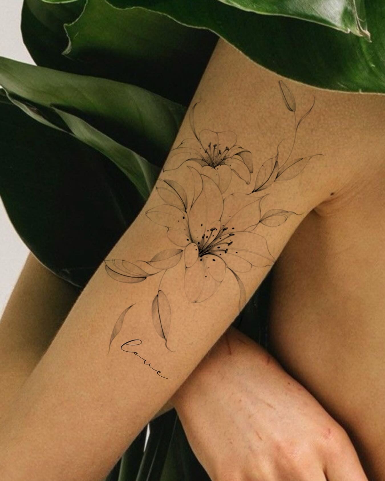 Tatouage floral organique Cartis - Tatoueuse professionnelle Fréjus