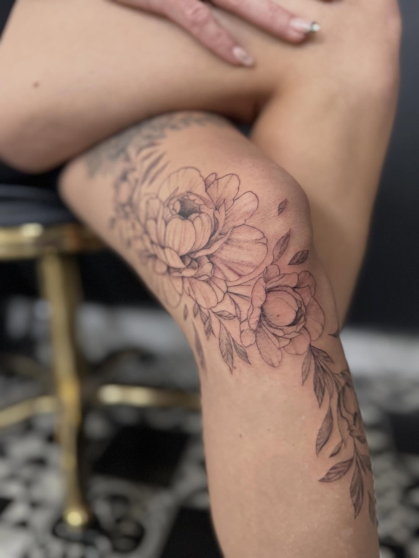 Tatouage floral délicat par Cartis - Tatoueuse Fréjus Var studio féminin