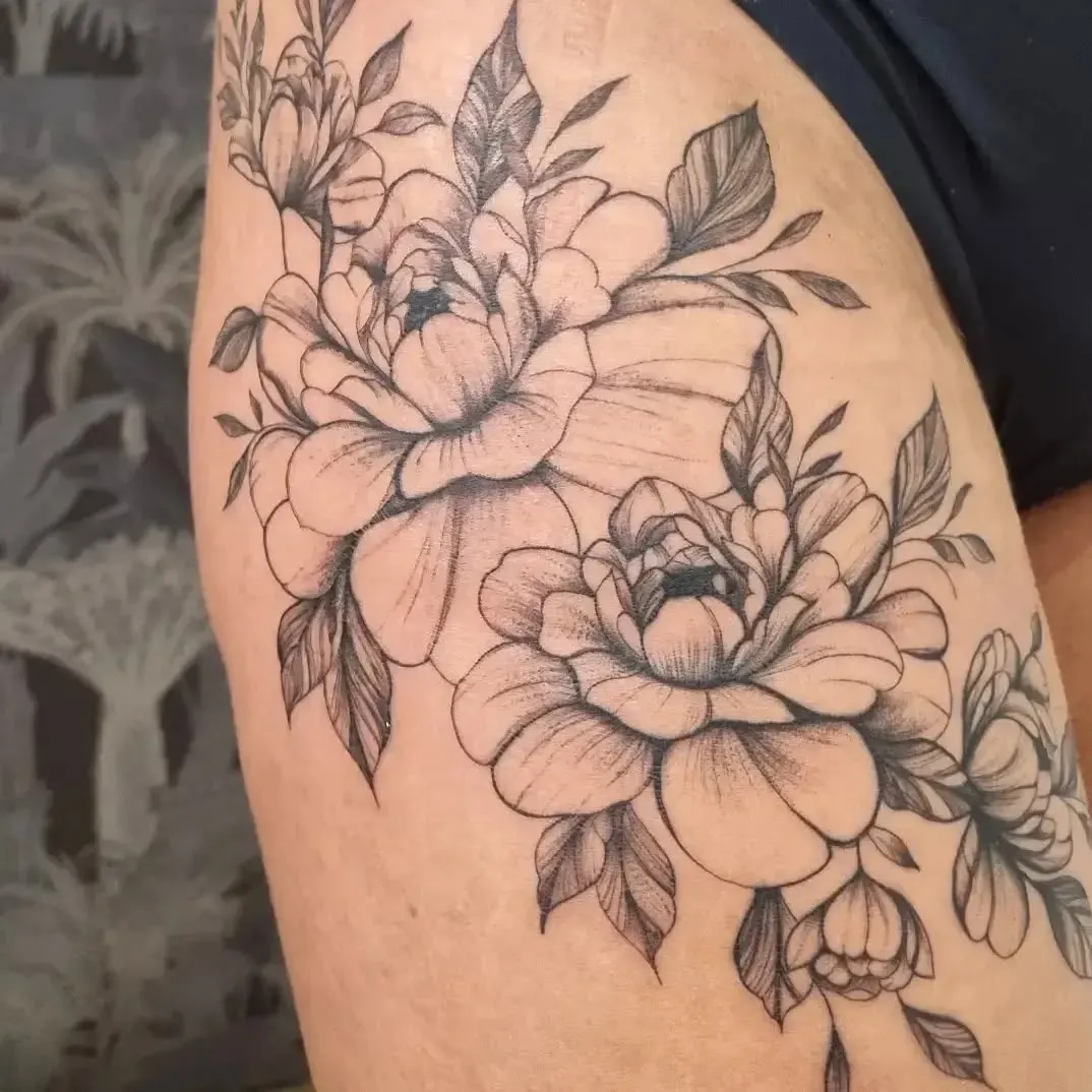 Tatouage création unique Cartis - Tatoueuse professionnelle Fréjus tatouage féminin