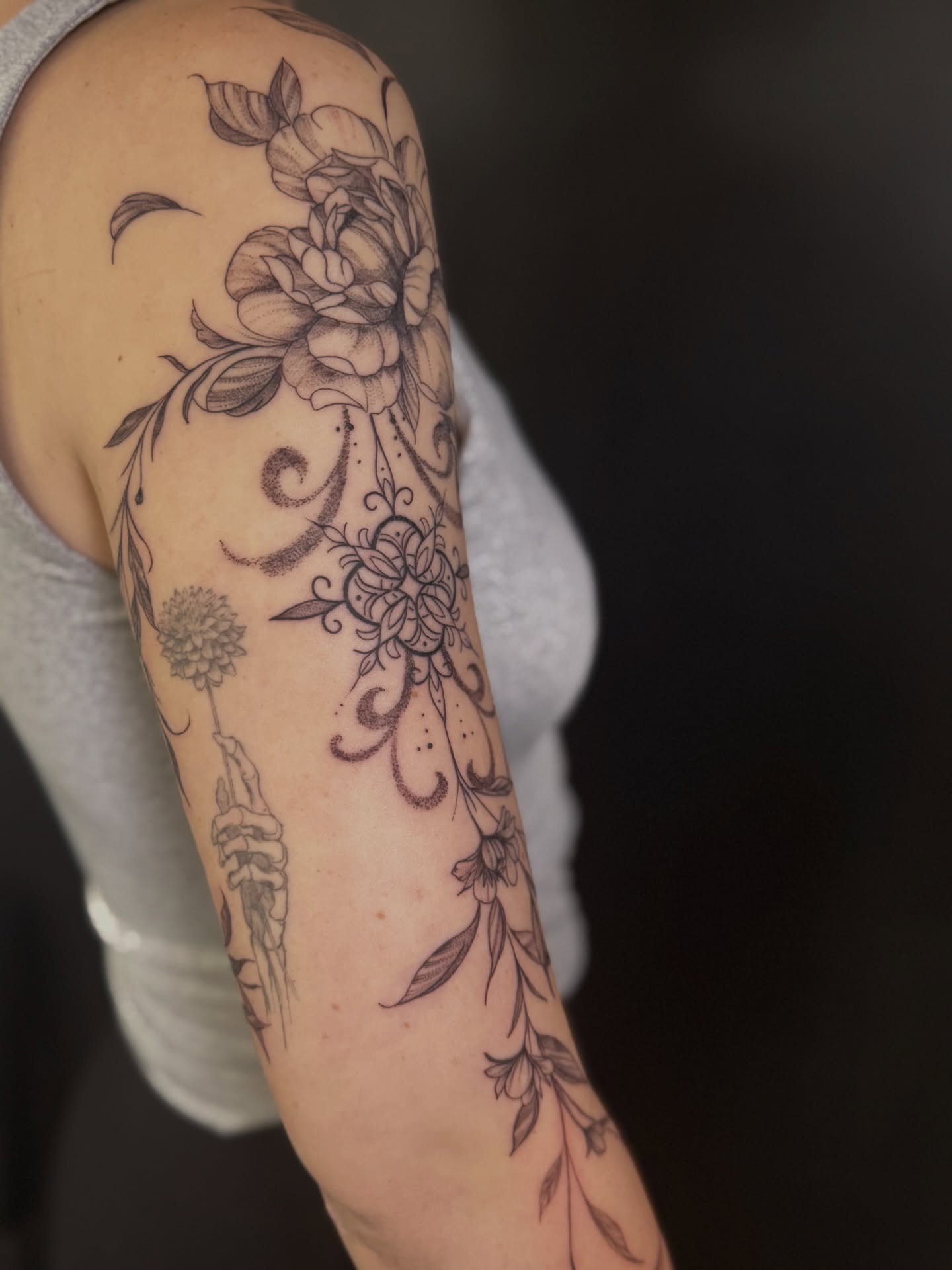 Tatouage fine line floral par Cartis - Studio Dermagraphic Fréjus tatoueuse professionnelle